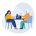 Une femme accompagnant une personne dans la gestion de ses documents administratifs, représentant le service d’assistance administrative à domicile.