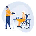 Une femme cuisine et sert un repas à une femme handicapée, représentant le service d’aide à la préparation des repas à domicile.