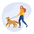 Une femme promenant un chien dans un cadre verdoyant, représentant le service de promenade et soins pour animaux à domicile.
